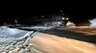 Sarıkamış'ta yük treni otomobile çarptı: 1 yaralı