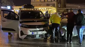 Serik'te iki otomobilin çarpıştığı kazada 3 kişi yaralandı