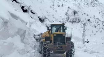 Siirt'te mahsur kalan minibüs kurtarıldı