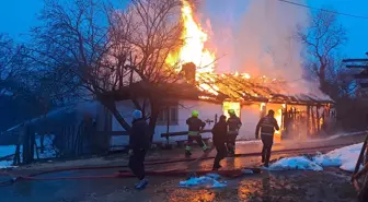 Tek katlı ev yanarak küle döndü