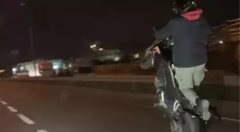 Trafikte tek teker üzerinde motosiklet kullandı; o anlar kamerada