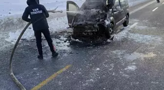 Van'da seyir halindeki kamyonet yandı