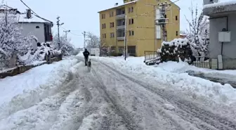 Adana'nın o ilçesinde kar hayatı durdurdu: Yollar kapandı, okullar tatil edildi