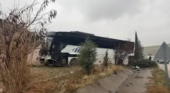 Adıyaman'da yolcu otobüsü ile otomobilin çarpıştığı kazada 3 kişi öldü