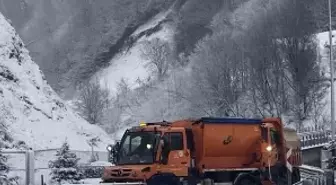 Anadolu Otoyolu ve D-100 kara yolu Bolu Dağı geçişinde kar etkili oluyor