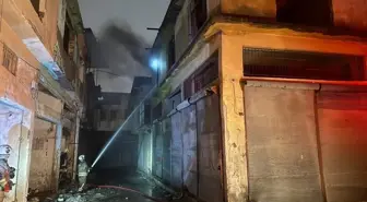 Antakya ilçesinde 2 katlı metruk binada çıkan yangın söndürüldü