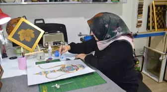 Atölyeye çevirdiği evinin odasında çeşitli ürünler tasarlıyor