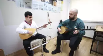 Bağlama çalan görme engelli Taha konser hayaliyle çalışmalarını sürdürüyor