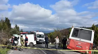 Belediye otobüsü ile minibüs çarpıştı: 1 ölü, 1'i ağır 8 yaralı