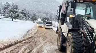 Burdur'da karda mahsur kalanlar kurtarıldı