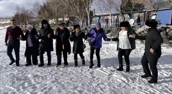 Buzla kaplı Çıldır Gölü'ne gelen turistler gönüllerince eğleniyor