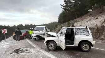 Buzlanma nedeniyle arazi aracıyla kamyonet çarpıştı: 2 yaralı