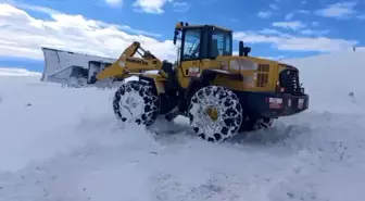 Cenaze aracı yolda kaldı, iş makineleri kapanan yolu açtı