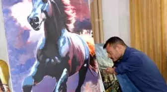 Dirsekleriyle çizdiği resimlerle hayata tutundu, siparişlere yetişemiyor