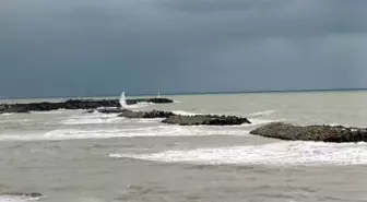 Düzce'nin Karadeniz kıyısında kuvvetli rüzgar nedeniyle dalga boyu yükseldi