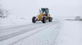 Edirne'de kar kent merkezinde etkisini azalttı, ilçelerde kar küremesi devam ediyor