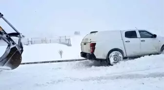Elazığ'da karda mahsur kalan araçlar kurtarıldı