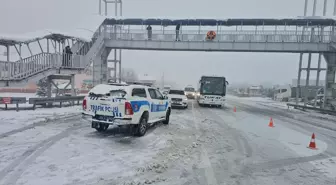 Erzincan'da etkili olan kar yağışı ve sis nedeniyle ulaşım güçlükle sağlanıyor