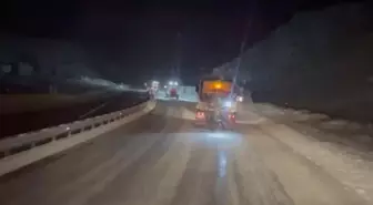 Erzincan'da karayolları karla mücadeleyi aralıksız sürdürüyor