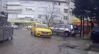 Fren yerine gaza basan sürücünün yaptığı akıl almaz kaza kameraya yansıdı