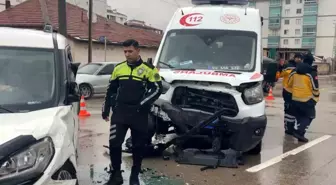 Hasta taşıyan ambulansla hafif ticari araç çarpıştı: 8 yaralı