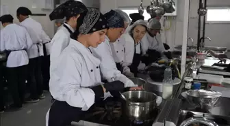 Kahramanmaraş'ta aşçılık öğrencileri, taşımalı öğrenciler için yemek çıkartıyor