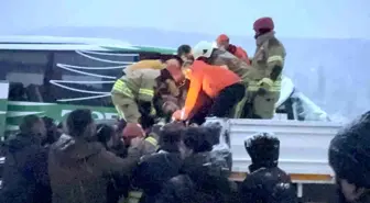 Karlı yolda kayan otobüs tıra çarptı: Yolcuları kurtarma çalışmaları sürüyor