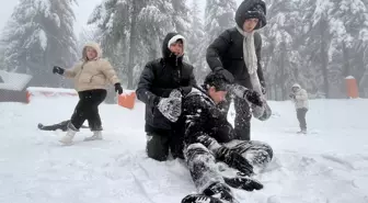 Kartepe'de kar keyfi; tatilciler şambrelle kaydı, kar topu oynadı