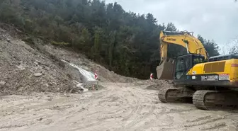 Kastamonu'da heyelan nedeniyle kapanan sahil yolunda yeniden heyelan oldu
