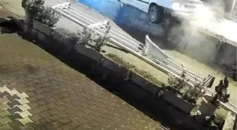 Kaza yapınca aracını bırakıp gitti, o anlar kameraya yansıdı