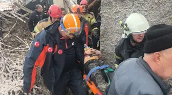 Kütahya'da çöken ahşap evin enkazı altında kalan kişi kurtarıldı
