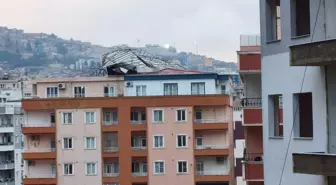 Mardin'de kuvvetli rüzgar 7 katlı binanın çatısını uçurdu