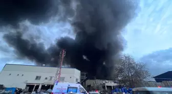 Mersin'de plastik ham madde deposunda yangın: Çok sayıda itfaiye ekibi müdahale ediyor