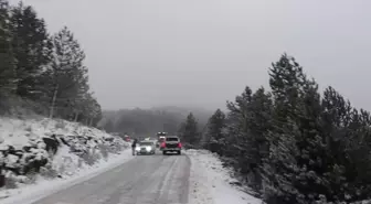 Muğla'da kar ve buzlanma nedeniyle araçlar yolda kaldı