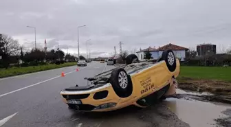 Samsun'da devrilen otomobilin sürücüsü yaralandı