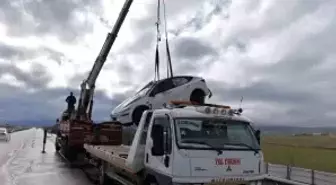 Şarampole devrilen Tesla'da 2 kişi yaralandı