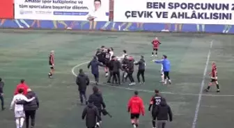 Sarıyer'de amatör lig maçı sonrası stadyum karıştı; futbolcularla taraftarlar birbirine girdi