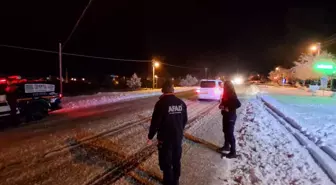 Seydikemer'de kardan kapanan yolda araçlar mahsur kaldı