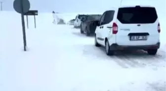 Sivas'ta etkili olan kar ve tipi, sürücülere zor anlar yaşattı