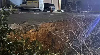 Sultanbeyli'de istinat duvarı aracın üzerine çöktü