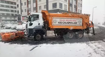 Talas Kaymakamı Memiş ve Belediye Başkanı Yalçın, karla mücadele çalışmalarını inceledi