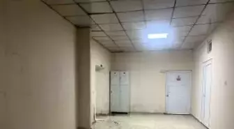 Tavanından sular akan hastanede koridorlar çamurla kaplandı