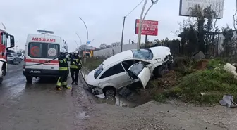 Tekirdağ'da direğe çarpan otomobildeki 3 kişi yaralandı