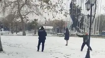 POLİS, ÇOCUKLARLA KAR TOPU OYNADI