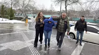 Tekirdağ'da teyzesini öldürdüğü, ardından evi yaktığı iddia edilen zanlı ile eşi adliyede