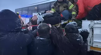 Tokat'ta karla kaplı yolda otobüs TIR'a arkadan çarptı: 7 yaralı