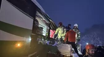 Tokat'ta yolcu otobüsünün kamyona çarptığı kazada 4 kişi yaralandı