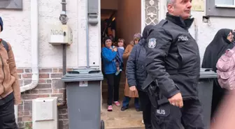 Yangında mahsur kalan çocuk ile kedileri itfaiye ekipleri kurtardı