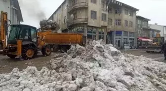 Yeşilyurt'ta karla mücadele çalışmaları sürüyor