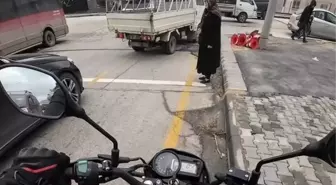 Yoğun trafikte karşıya geçemeyen yaşlı kadının imdadına duyarlı sürücü yetişti